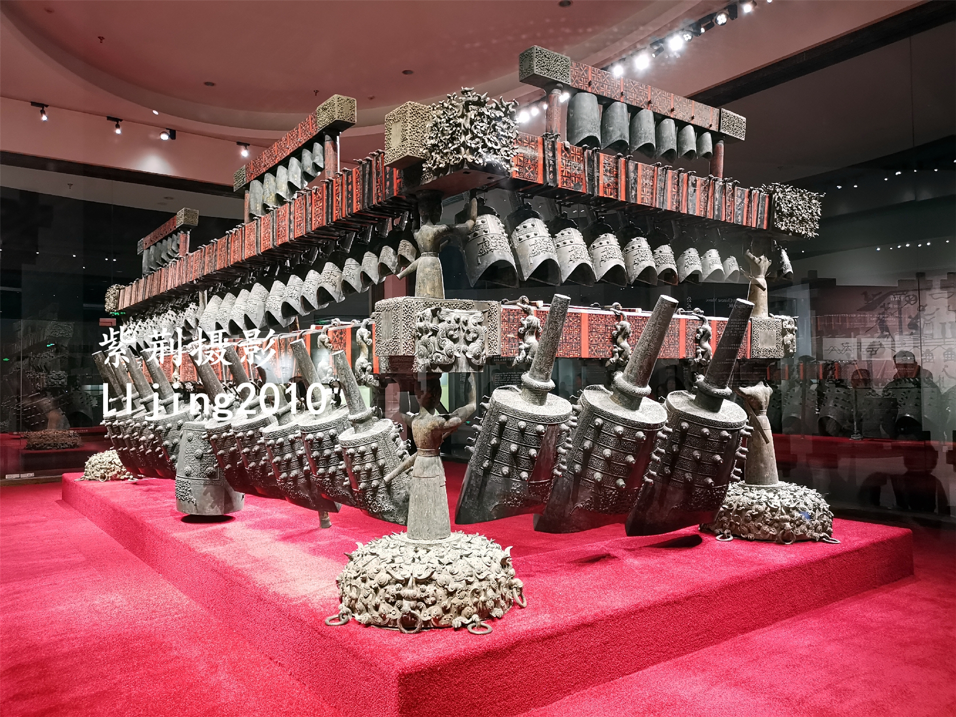 上图,是由六十五件青铜编钟组成的庞大乐器,是镇馆之宝之一