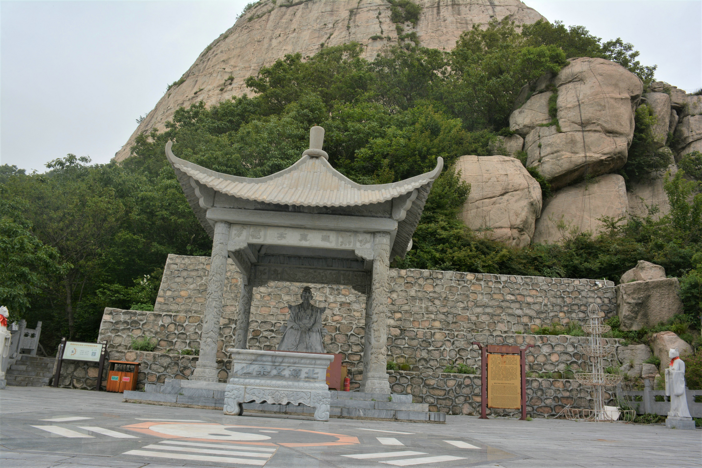 路過山神廟南陽市五朵山景區南陽市五朵山景區沿著臺階繼續登山南陽市