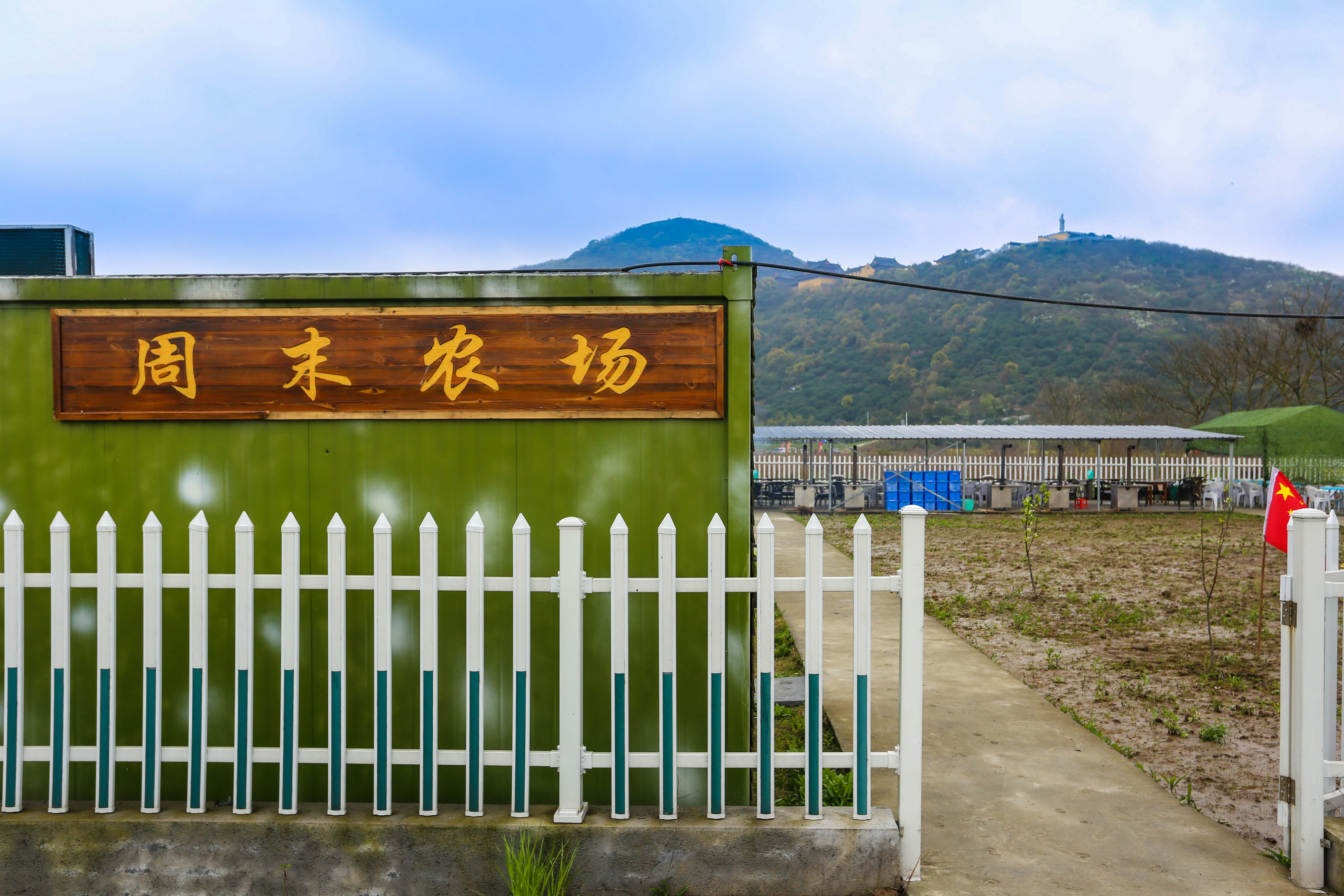 就是沿江路,导航导至乡间小路的时候,基本就是快接近大尖山周末农场了