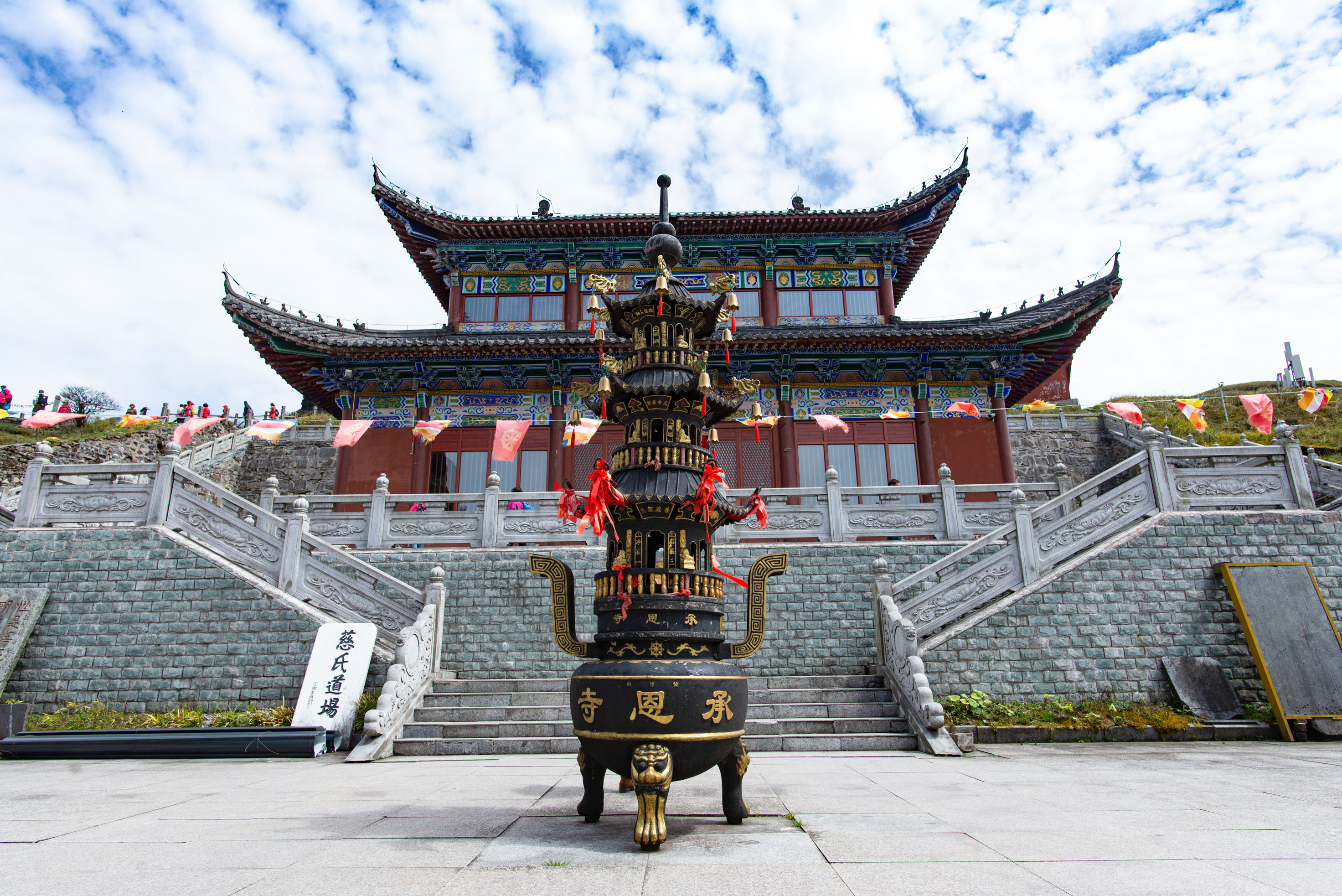 上山容易下山难,更加惊险的下山后,我们回到了普渡广场