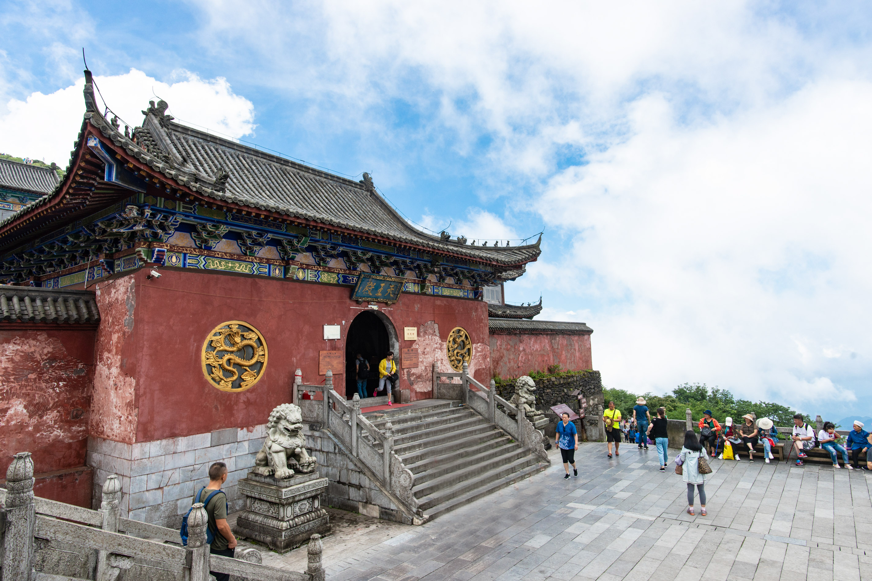 上山容易下山难,更加惊险的下山后,我们回到了普渡广场