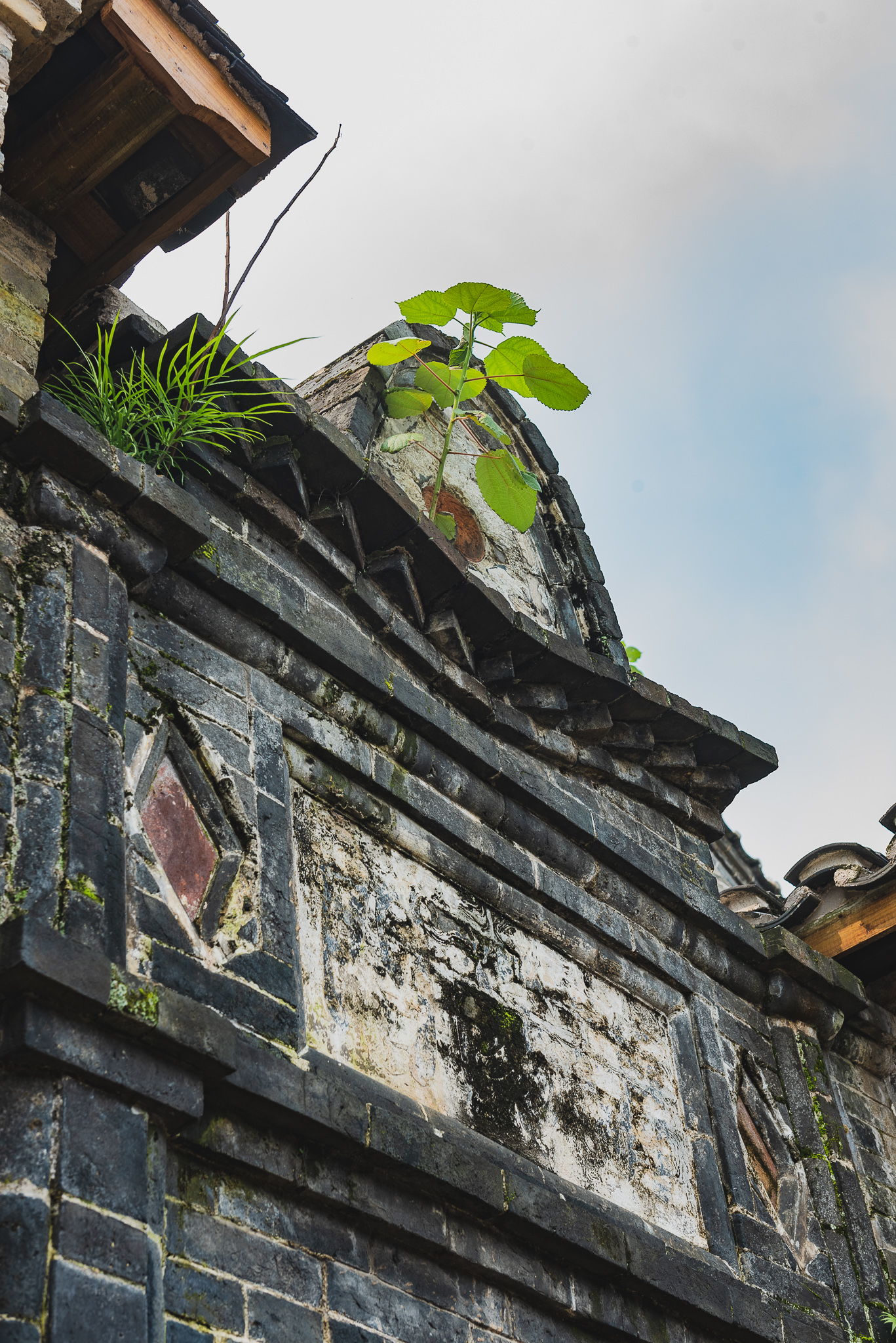 这里还留存有国共合作抗日的指挥所,这家房子上的标志是青天白日旁边