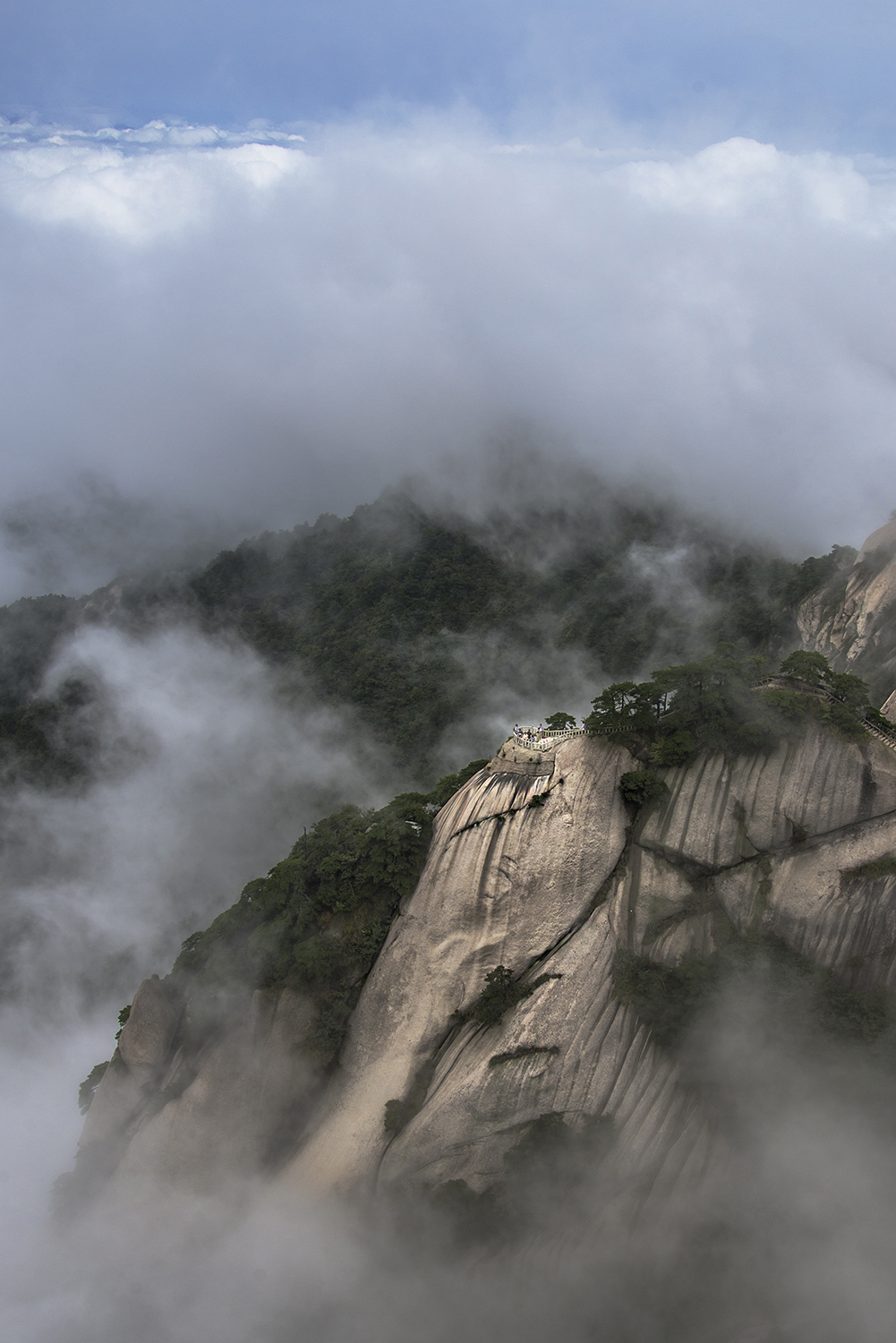 蓬莱峰,西,南,北三面崖陡壁削,巨壑万仞;峰