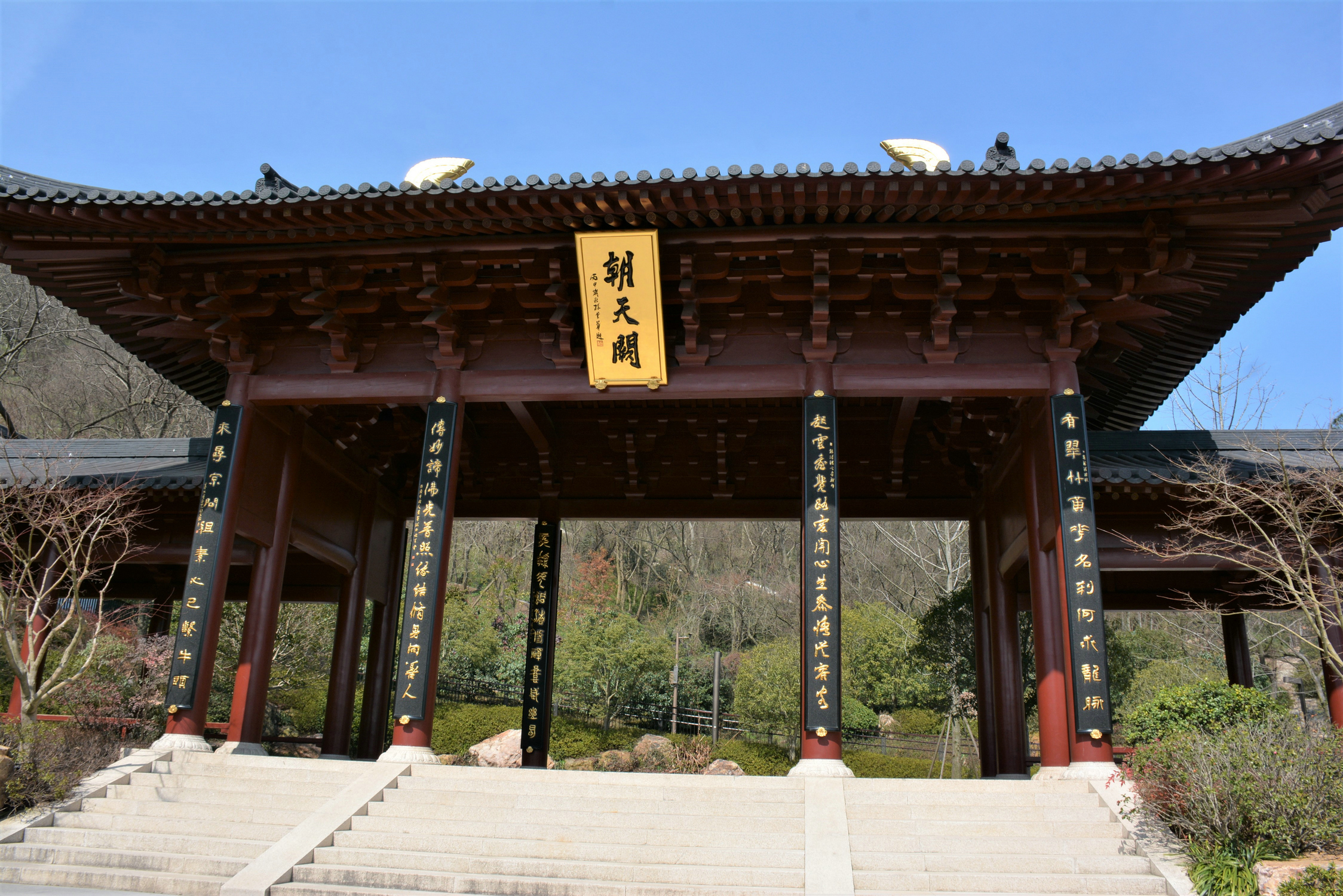 南京牛首山文化旅游区朝天阙牌坊,这里没有景点,附近只有卫生间南京牛