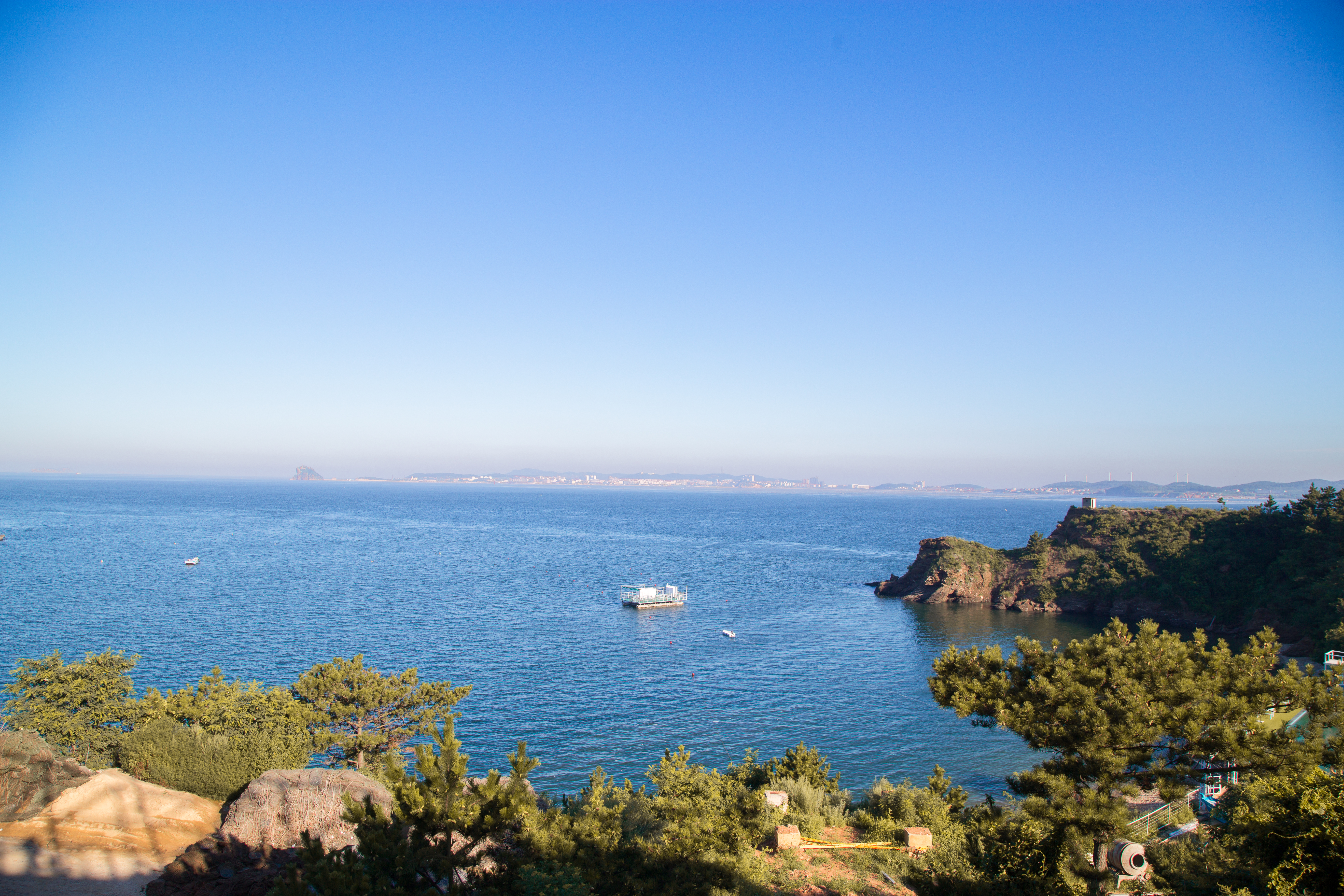 海山岛,这里水清沙白,风景无敌,却又没有过度商业化,很是幽静和舒适.
