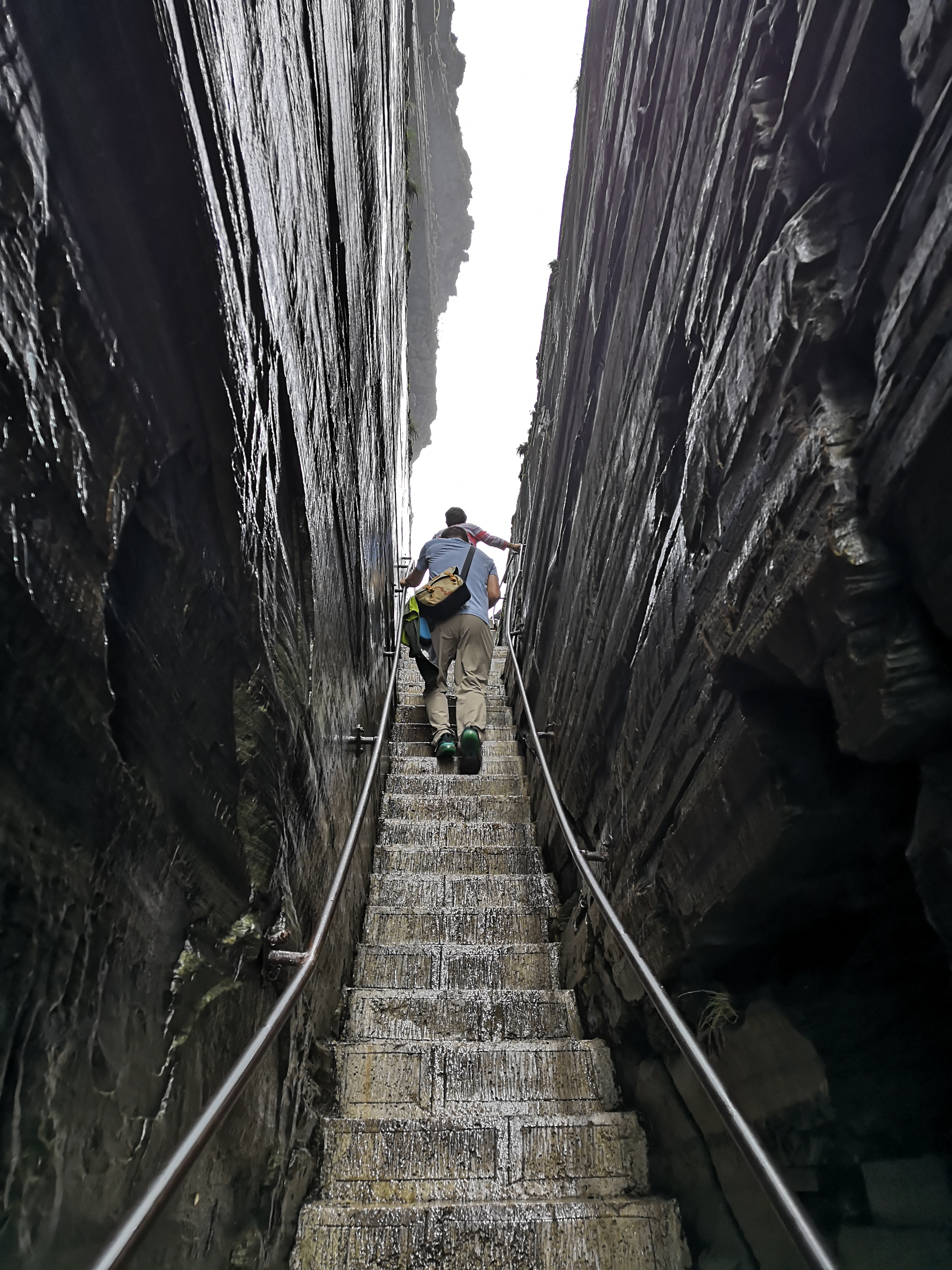 一线天名不虚传,确实只能看到一线天空.