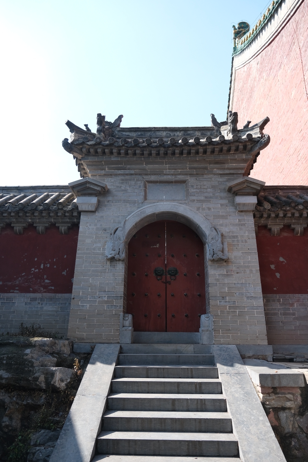 赶上少林寺山门维修,连"少林寺"三个字的牌匾都没法拍.