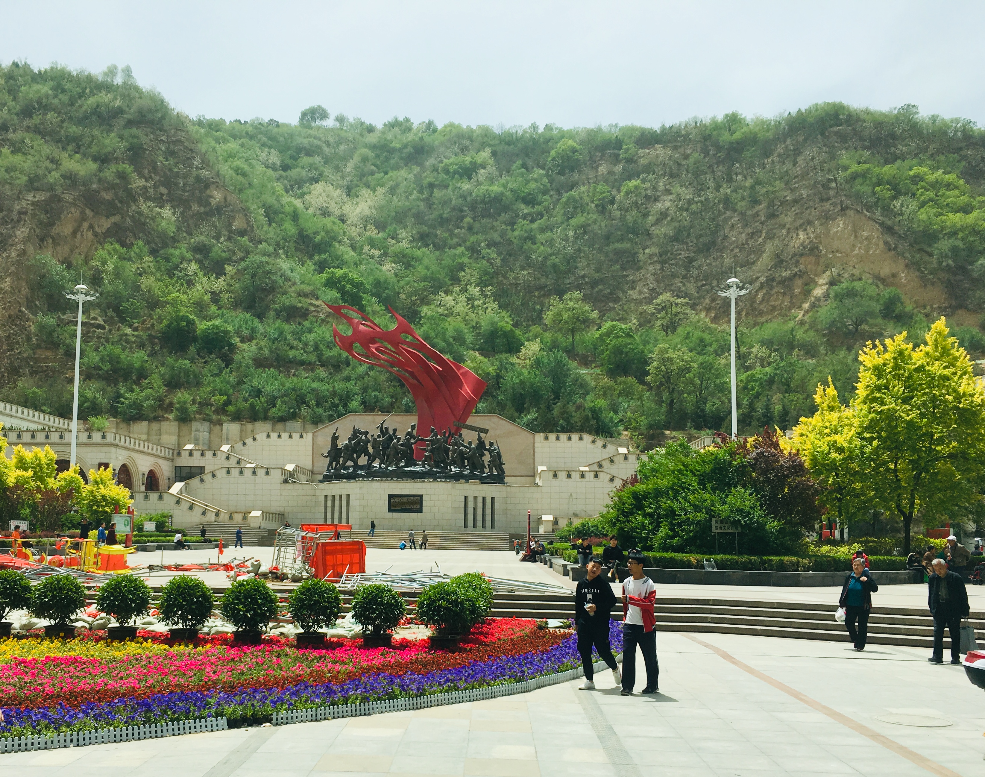 延安红色根据地,随处可见燃烧的火炬.