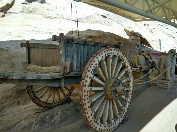 古道车辙.据说是古时候马车经过留下的印记.