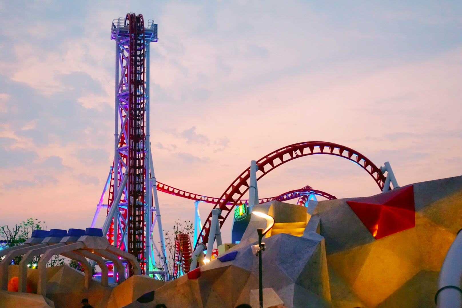 的人过30了,作为老阿姨的我看到好多学生党在玩飓风摆锤和骑士过山车