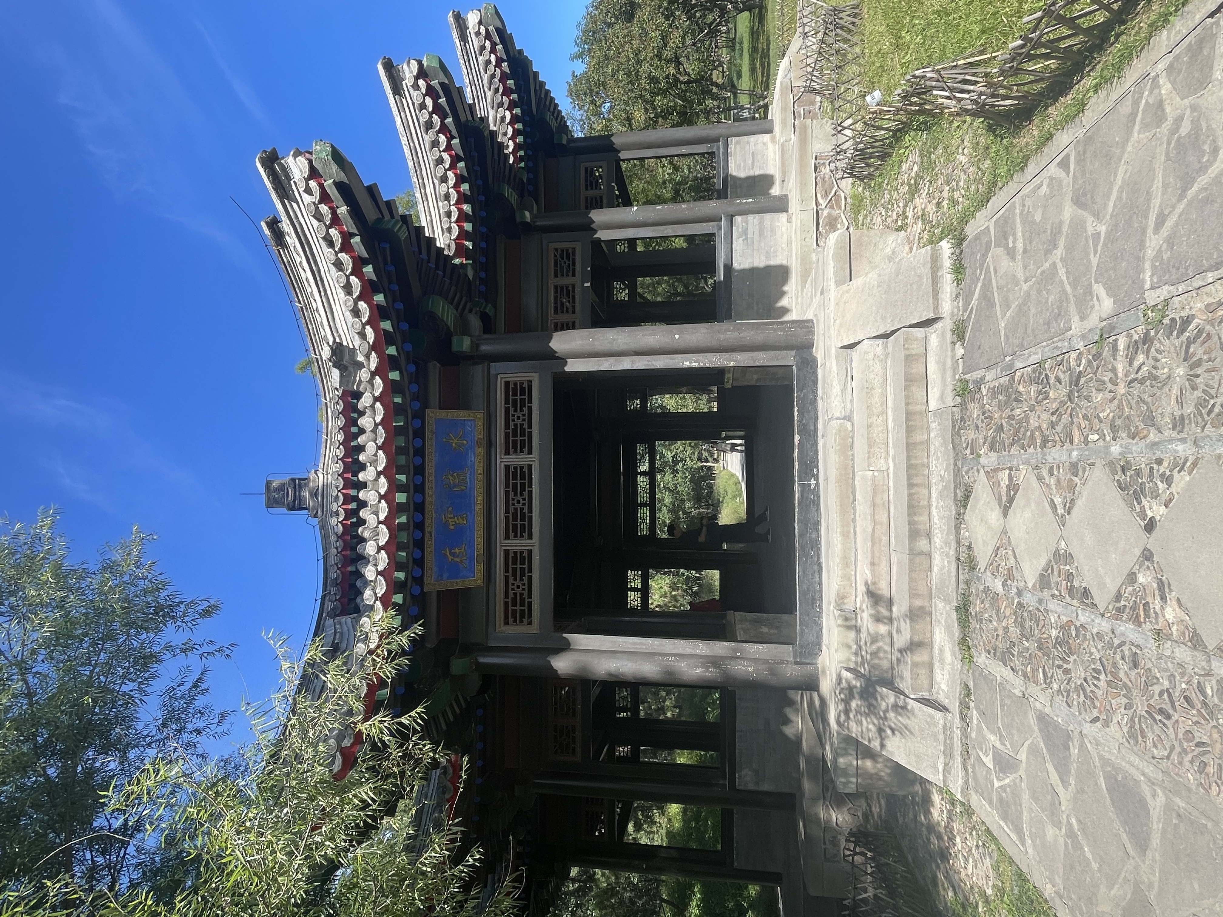 最推荐烟雨楼,它是山庄里如诗如画的建筑.