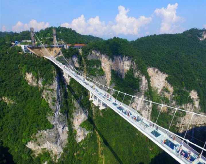 张家界森林公园大峡谷玻璃桥天门山