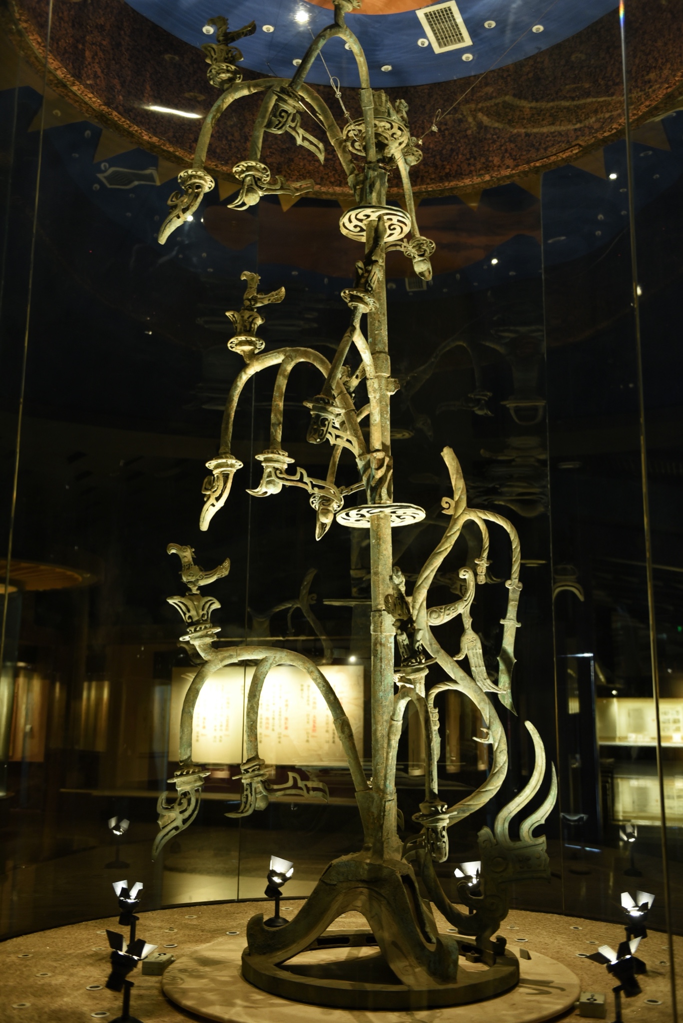 二号青铜大神树:蜿蜒盘桓在神树的一旁