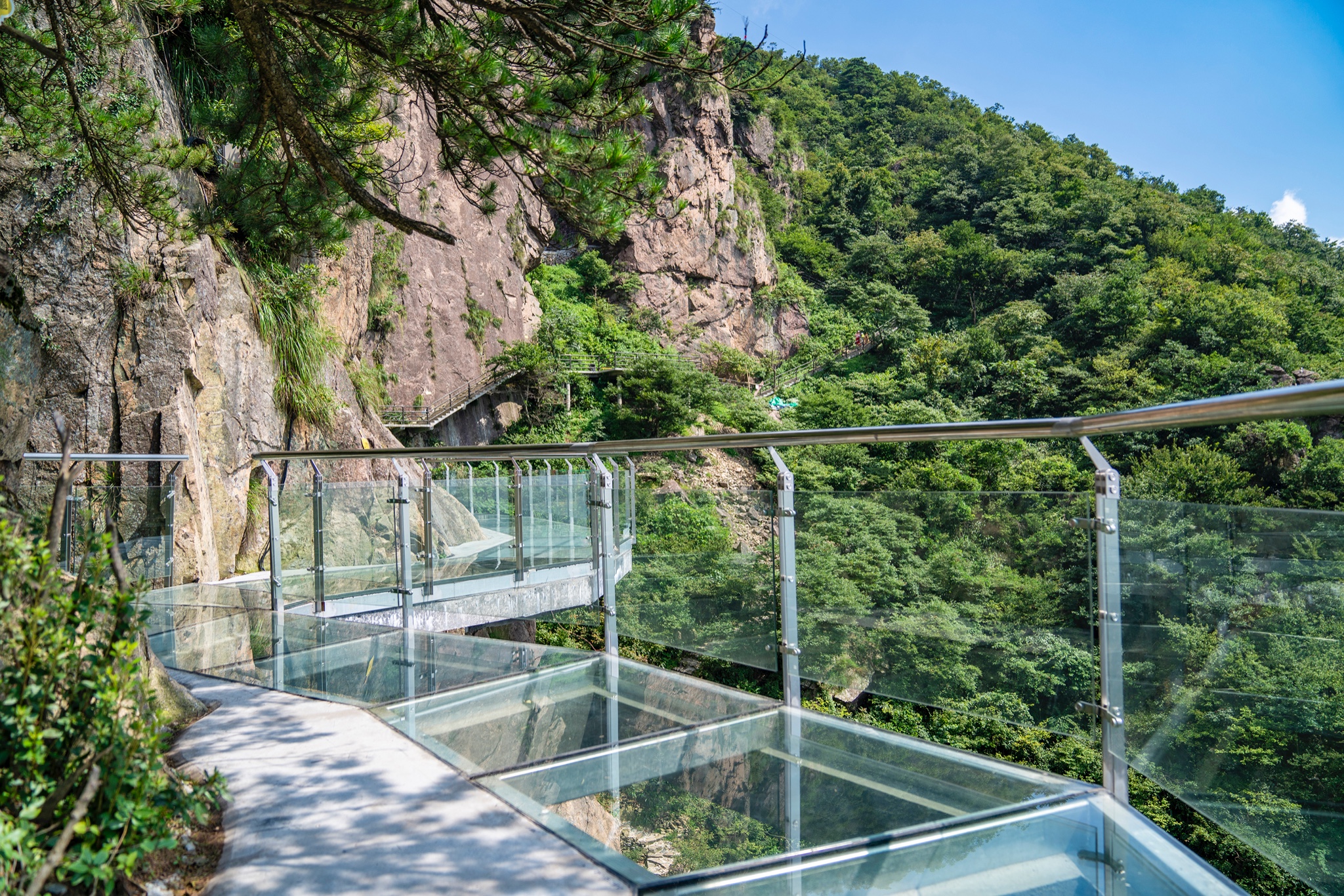 玻璃栈道蜿蜒曲折,紧紧的贴着崖壁,总长度有百来米,中间有一段还是会"