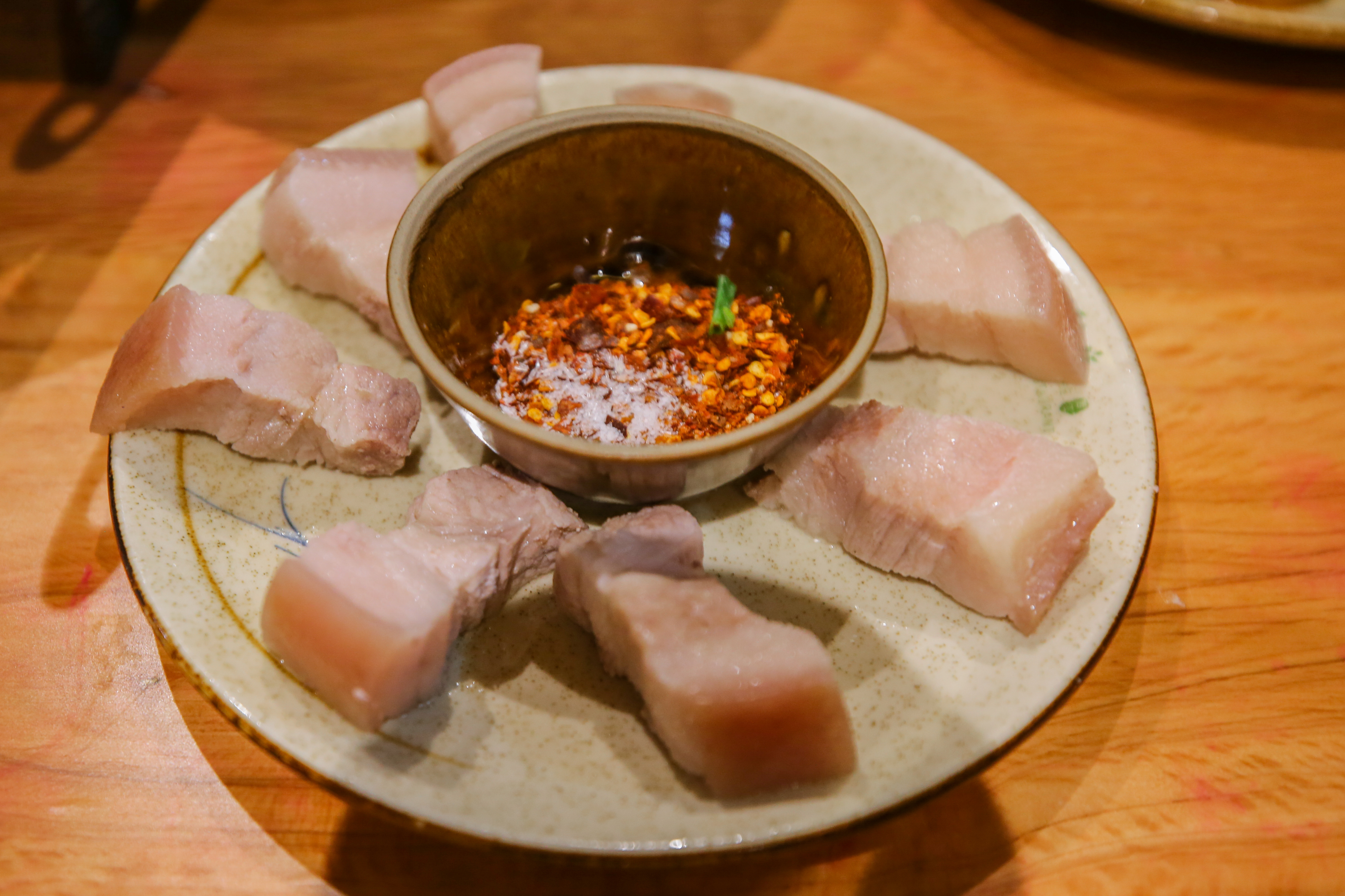 鼓藏肉也是必不可少的特色菜,改良后的菜品,搭配独特的蘸料,味道很是