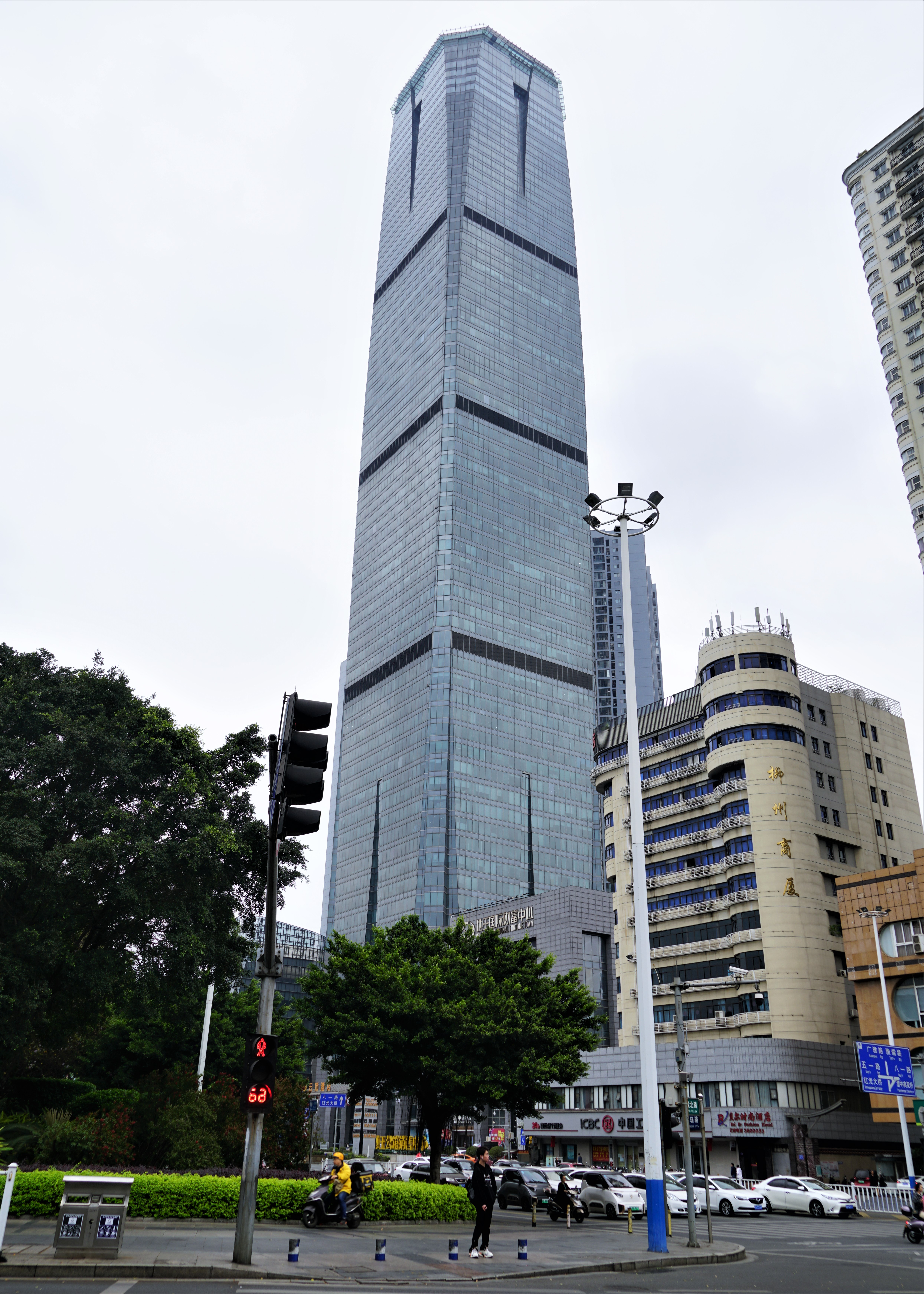 酒店73层的云顶阁餐厅及顶楼坐落于城市地标建筑柳州地王国际财富中心