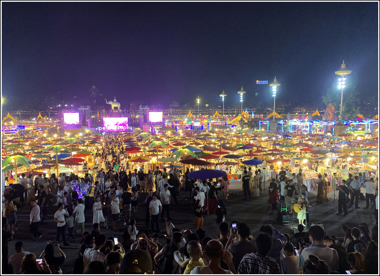在西双版纳逛了江边夜市,星光夜市,在成都去了锦里,宽窄巷.