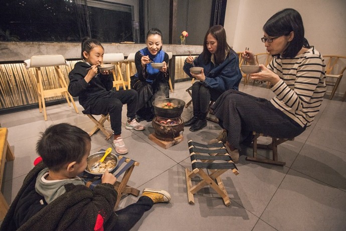 管家大姐點起了火盆,準備我們的晚餐.