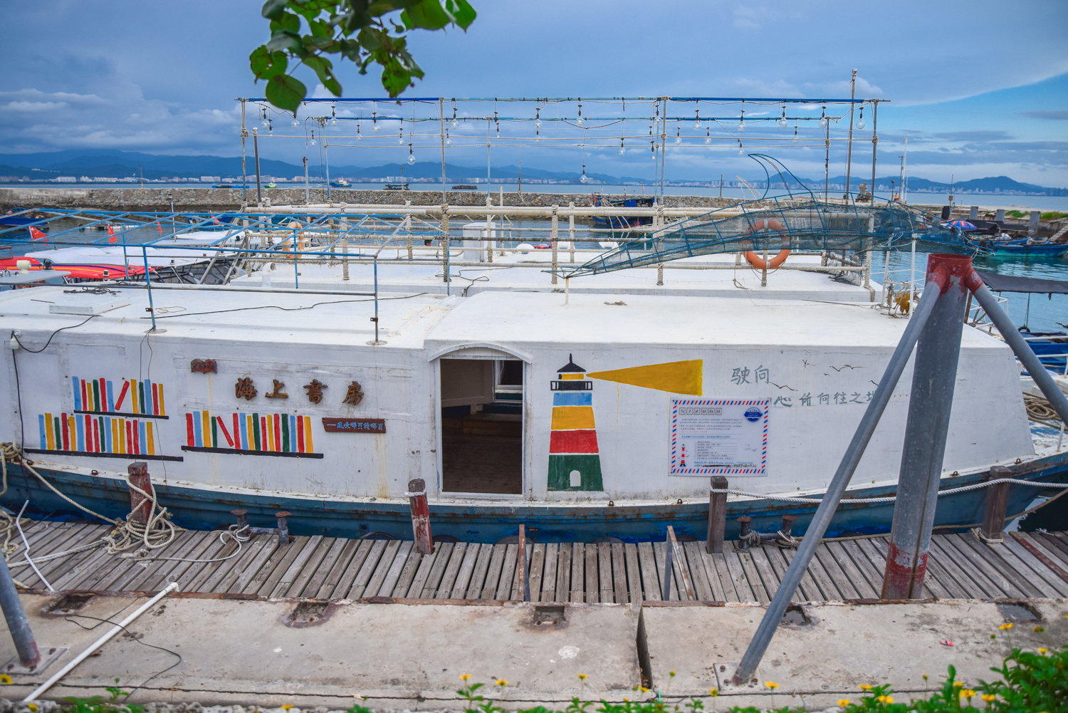 登岛→海滨浴场→百年珊瑚老渔村→西岛文创馆→女兵陈列馆→海上书房