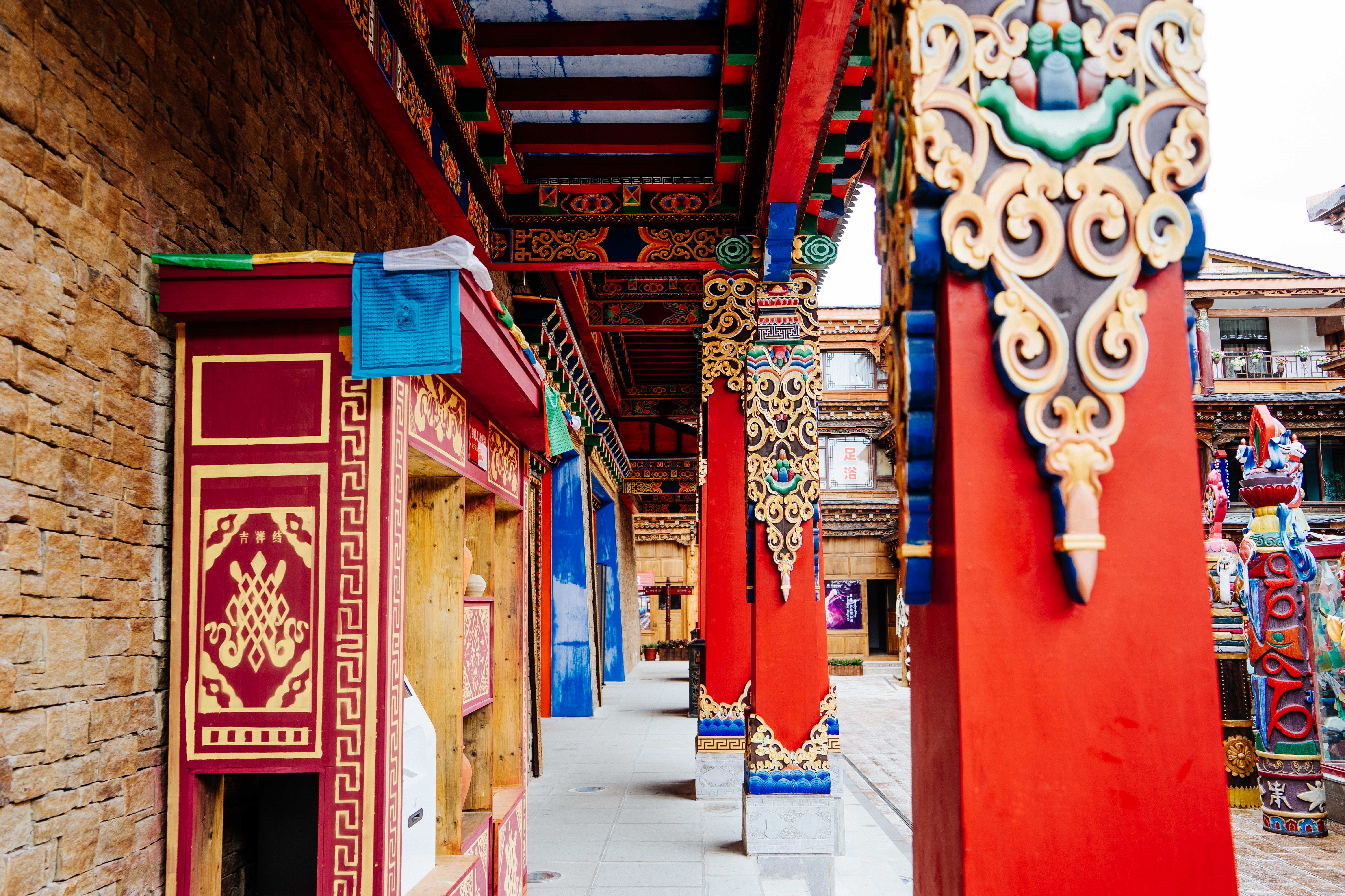 走进独克宗花巷,传统匠人藏式彩绘,藏式