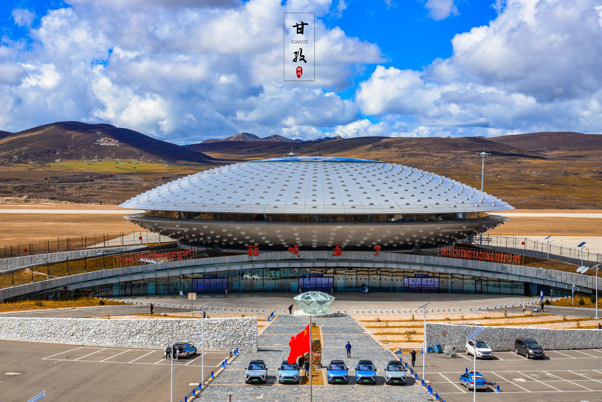 甘孜·一千多个海子在 稻城 亚丁 机场与 理塘 , 稻城 三个方向的分叉