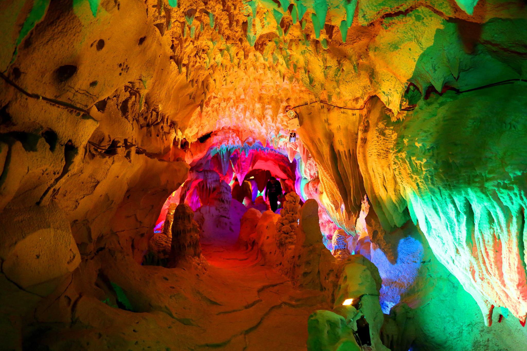 青铜山的景观不仅在表面,深入可谓是鬼斧神工,走进亿年形成的溶洞仿佛