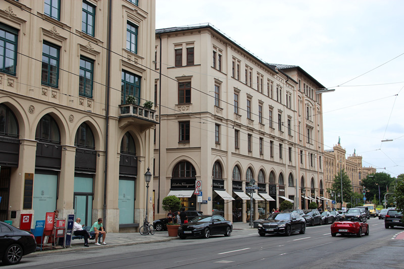 马克西米利安大街是慕尼黑豪华与魅力的典范.