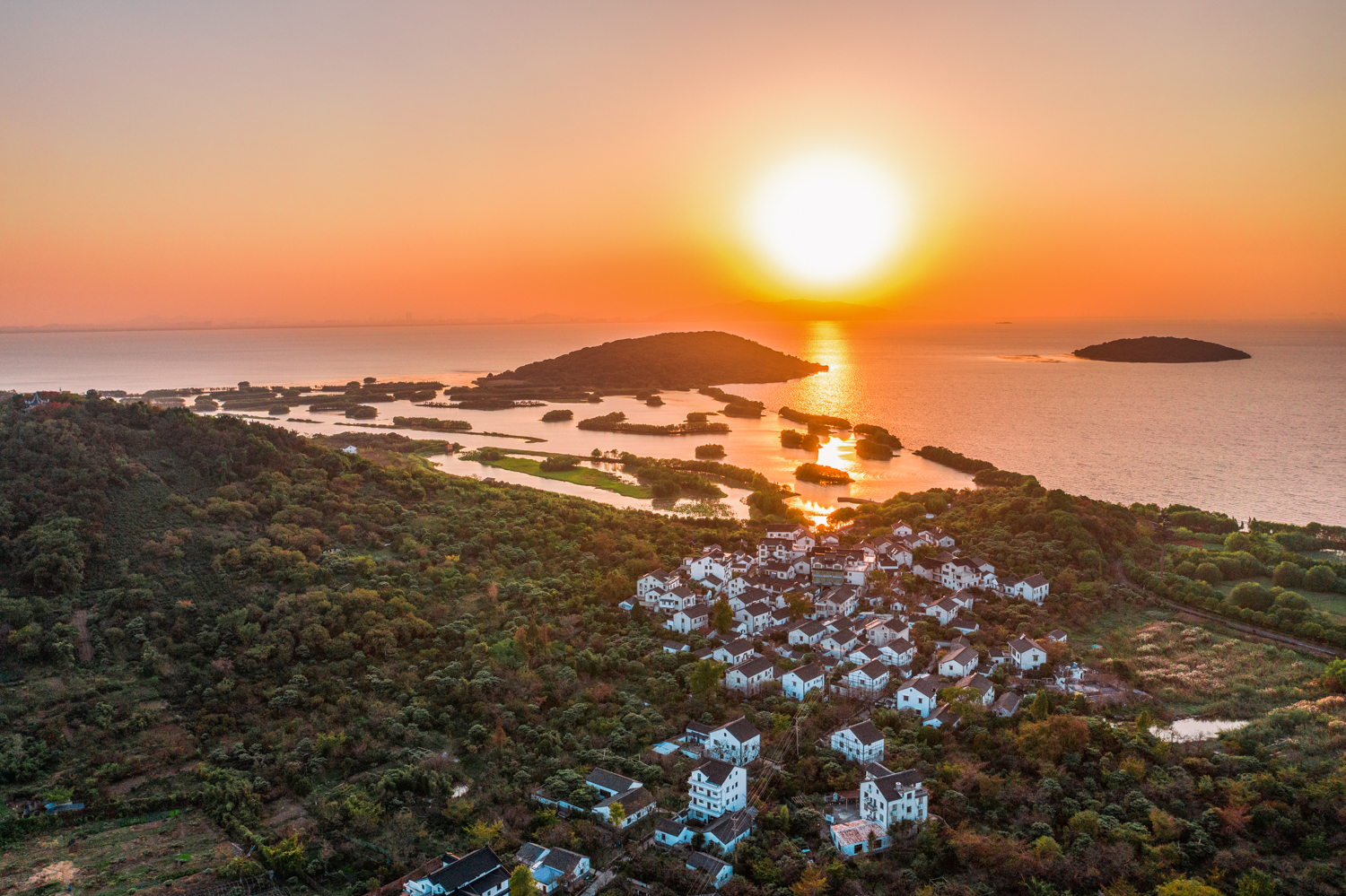 一有闲暇就会约上三五好友去苏州的东山岛,西山岛小住,徜徉太湖美丽的