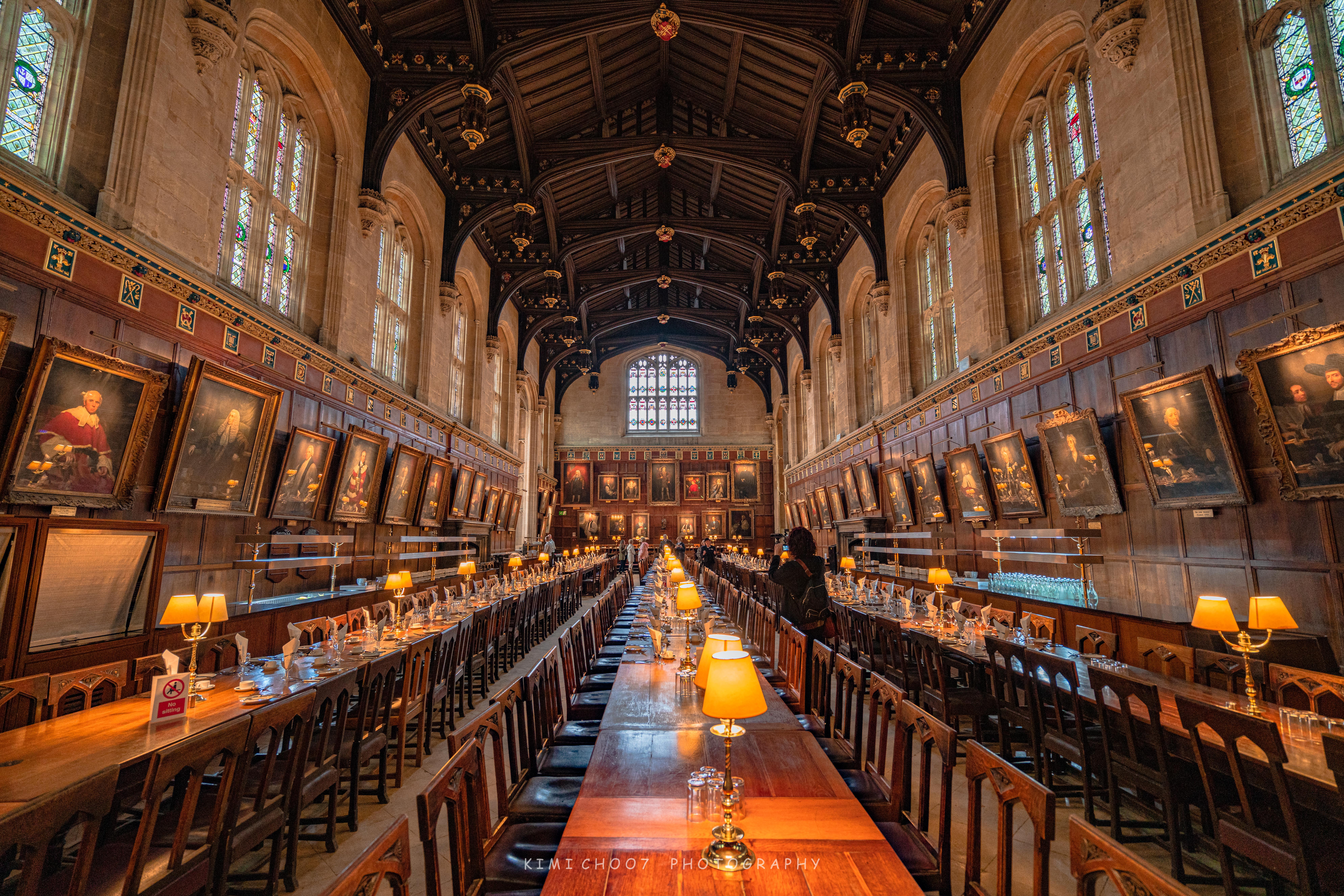 墙上的挂画中有13位 英国 首相,他们曾经就读于基督堂学院.