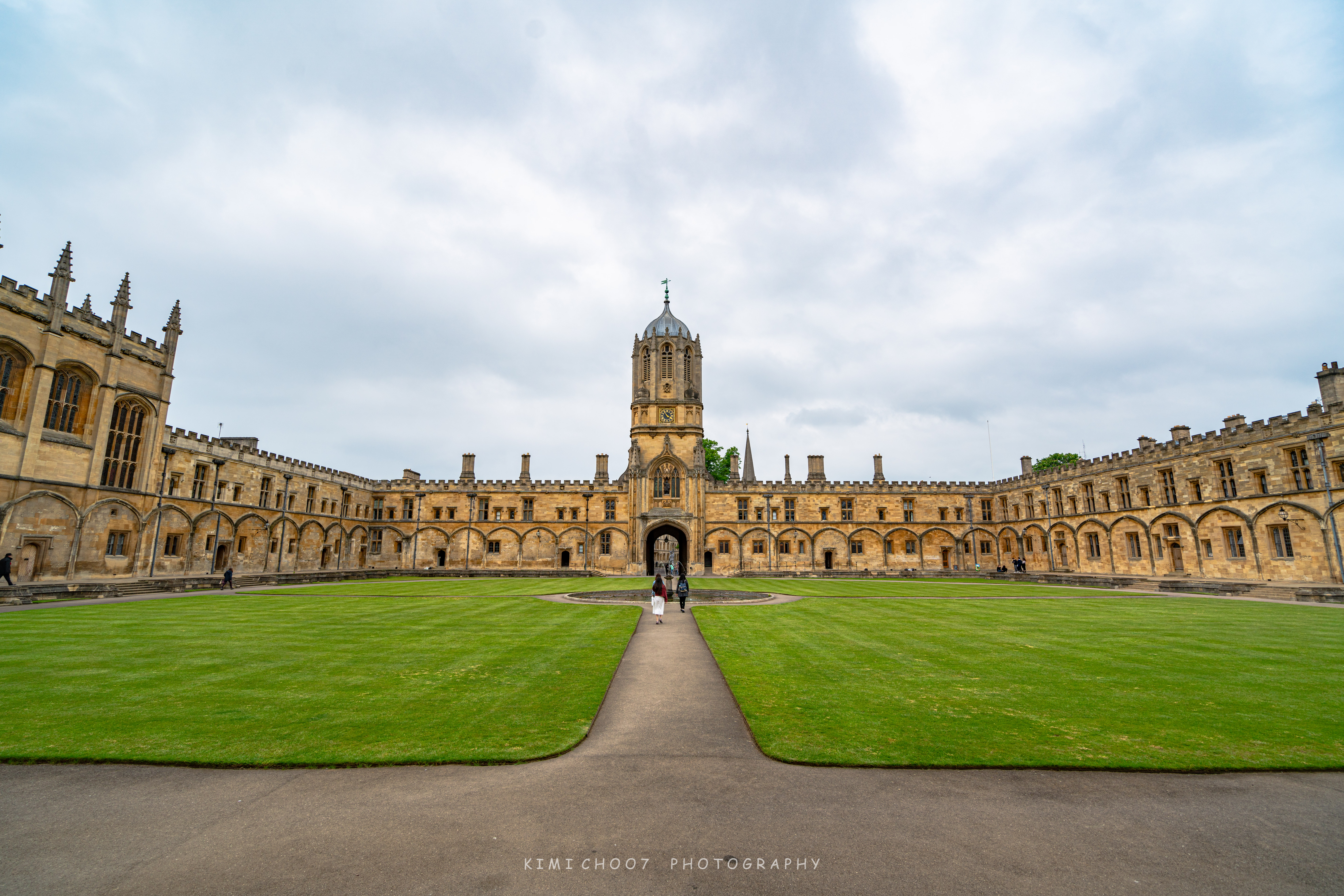 牛津离开大厅后,脚步会带着我们进入汤姆方庭,它是 牛津 大学中所有
