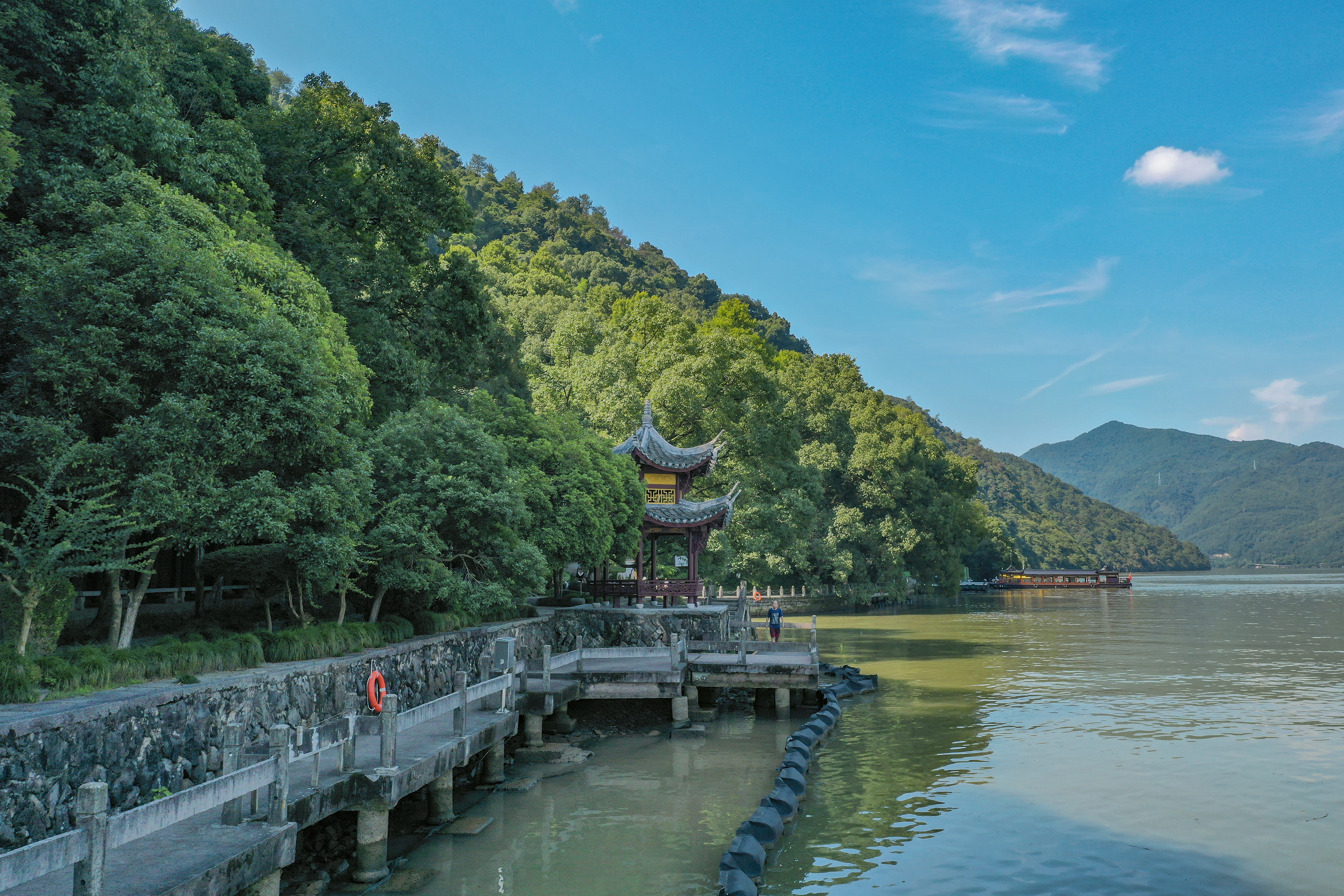 浙江省杭州市桐廬縣富春江鎮七里瀧段有個著名的景點:嚴子陵釣臺.