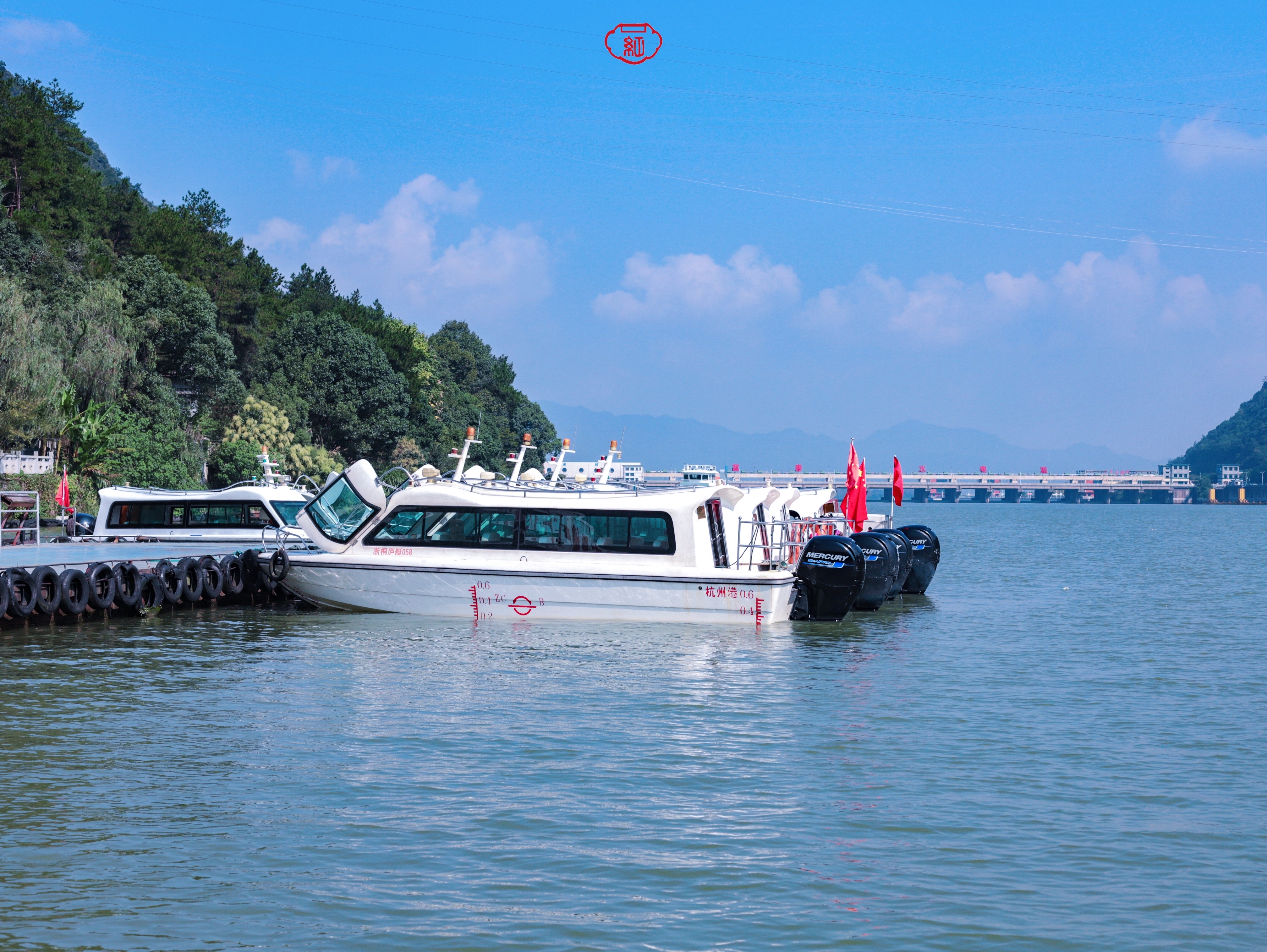 坐快艇的话3分钟,坐游船更可以慢慢欣赏这富春江山水,别有一番乐趣