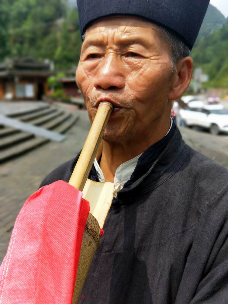   这位老人吹的也是芦笛