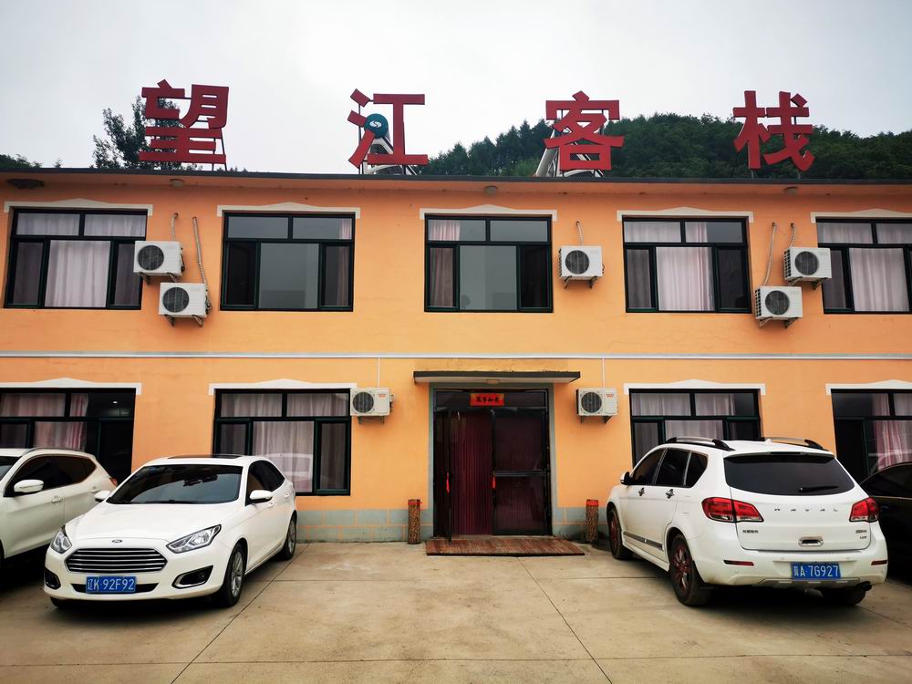 到达绿江村,我们前去找住宿的地方.