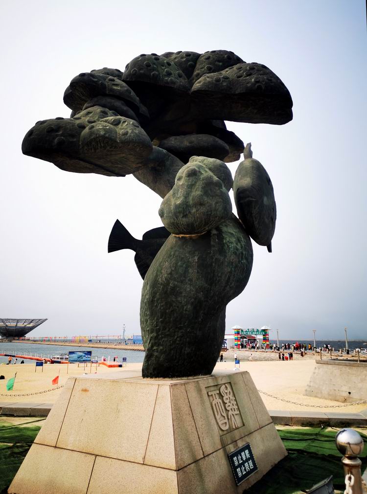 图为山海广场海中十二生肖铜雕之一图为山海广场海中十二生肖铜雕之一