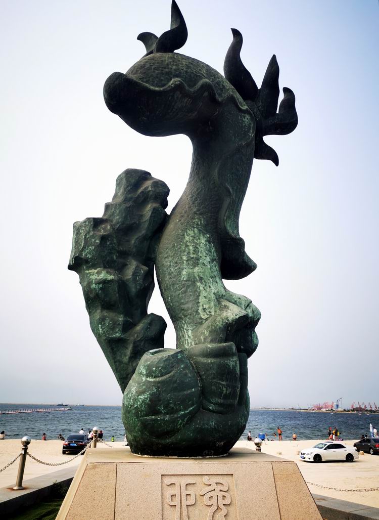 图为山海广场海中十二生肖铜雕之一图为山海广场海中十二生肖铜雕之一