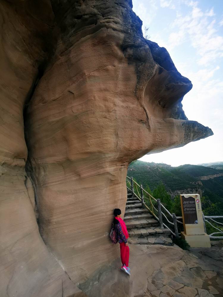 在二号观景台附近,还有乾坤湾景区的一个著名景点"母亲石