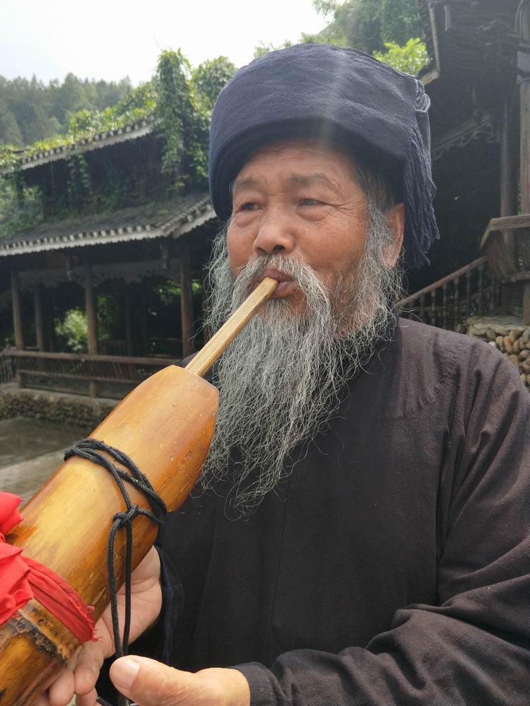  这位老人吹的乐器叫芒筒