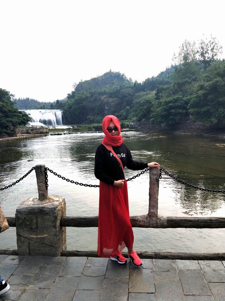 这是在石桥上拍照的美女