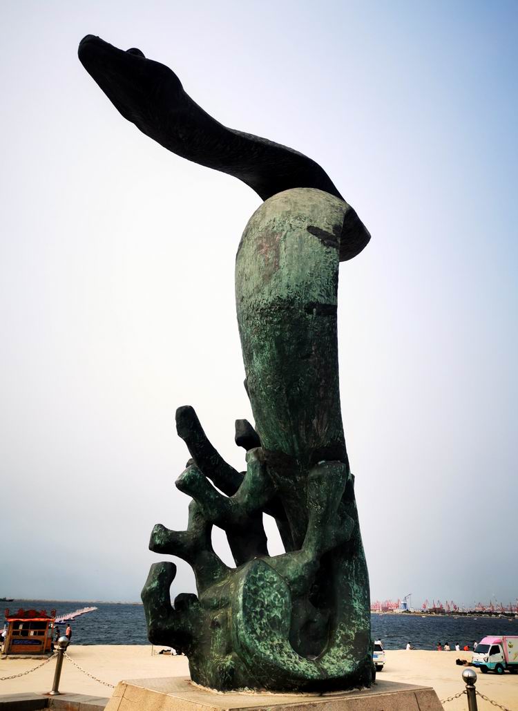 图为山海广场海中十二生肖铜雕之一图为山海广场海中十二生肖铜雕之一