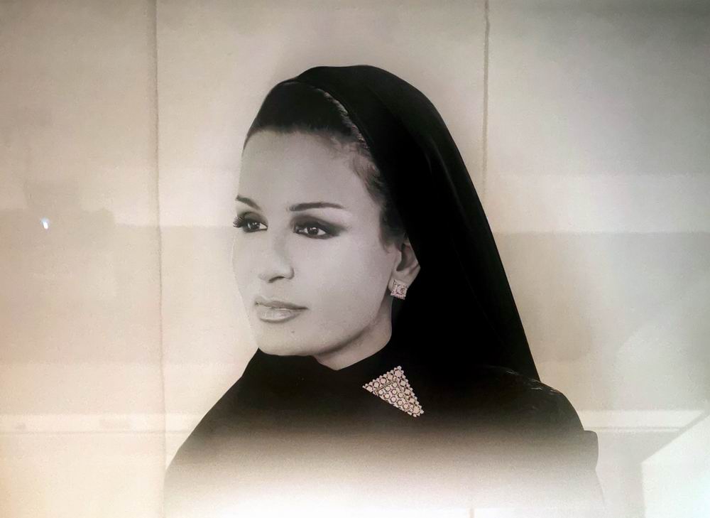 这是卡塔尔现任埃米尔母亲莫扎王妃的图片.