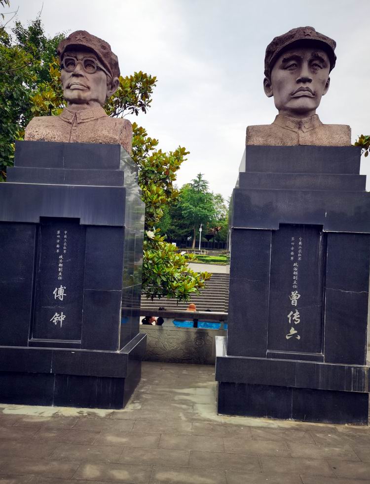 左面是傅钟,曾传六,他们都是红四方面军政治部副主任.