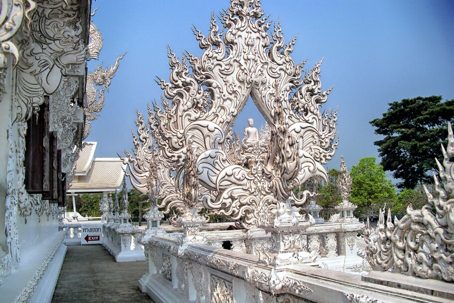 清迈的龙坤艺术庙(白庙)是当代打破传统特色的一座佛教和印度教寺庙