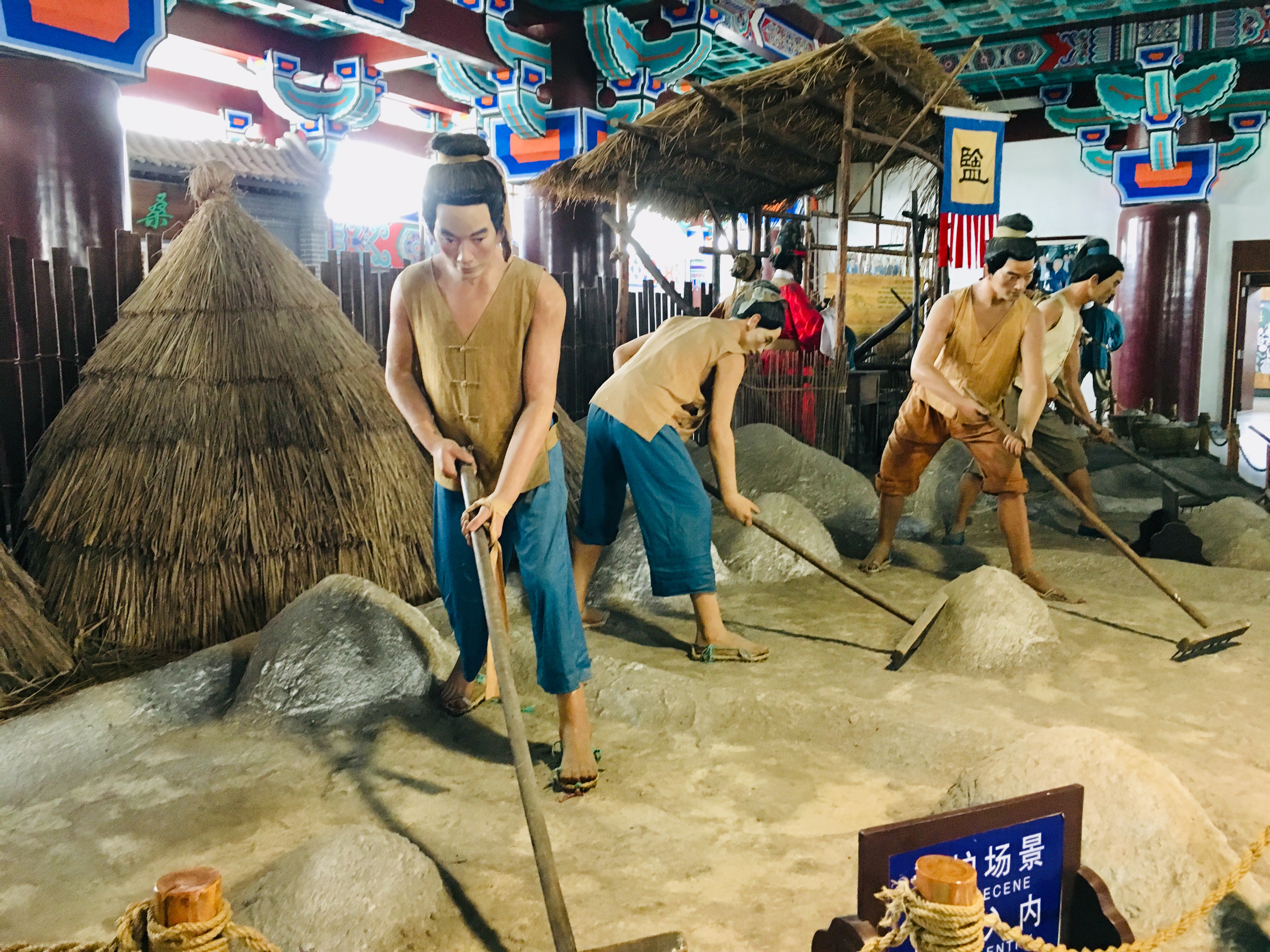 古时农民耕作的蜡像,栩栩如生.