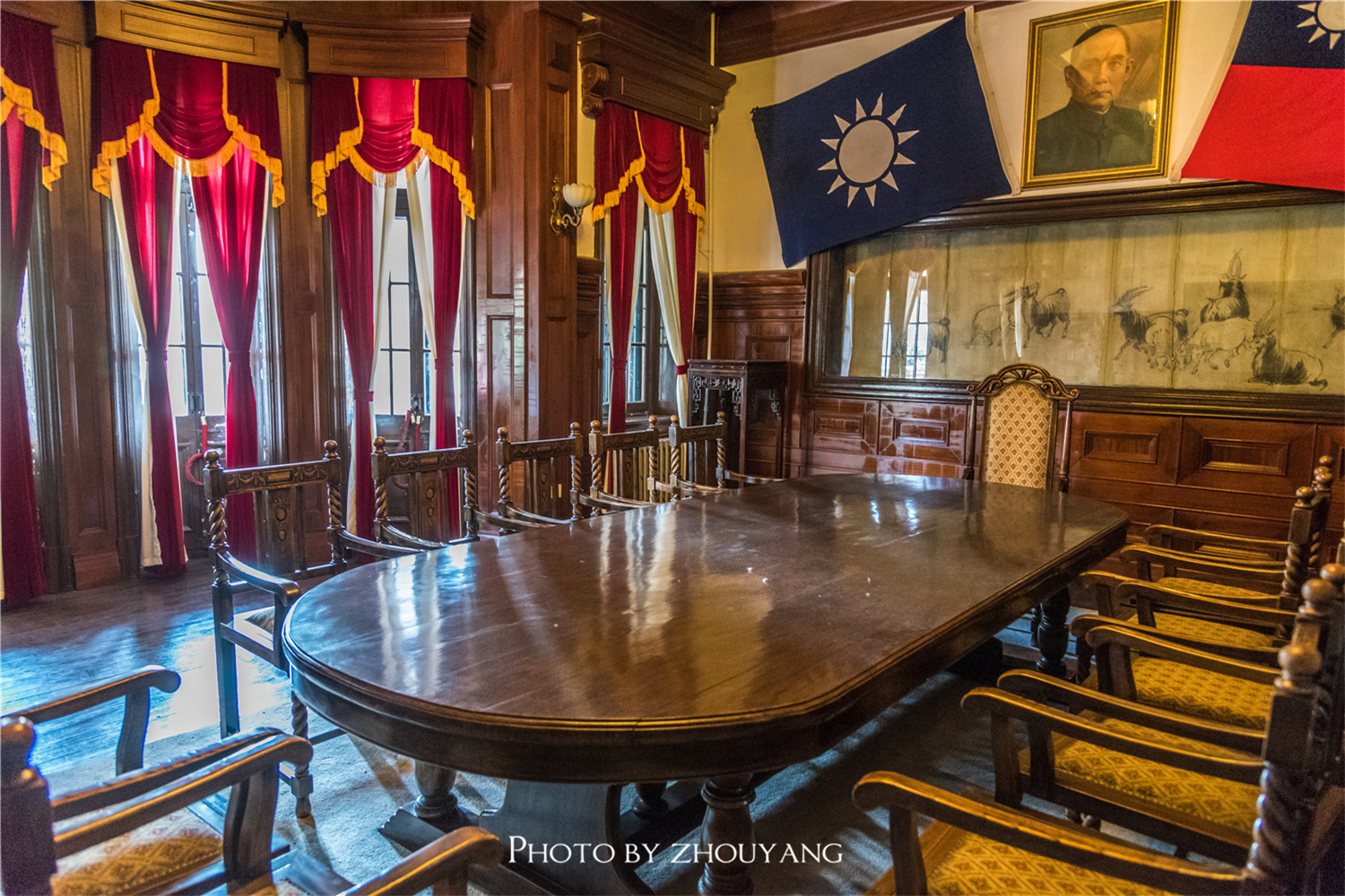 在一楼,有一个小会议室是十分著名的,它就是老虎厅,这个会议室因曾