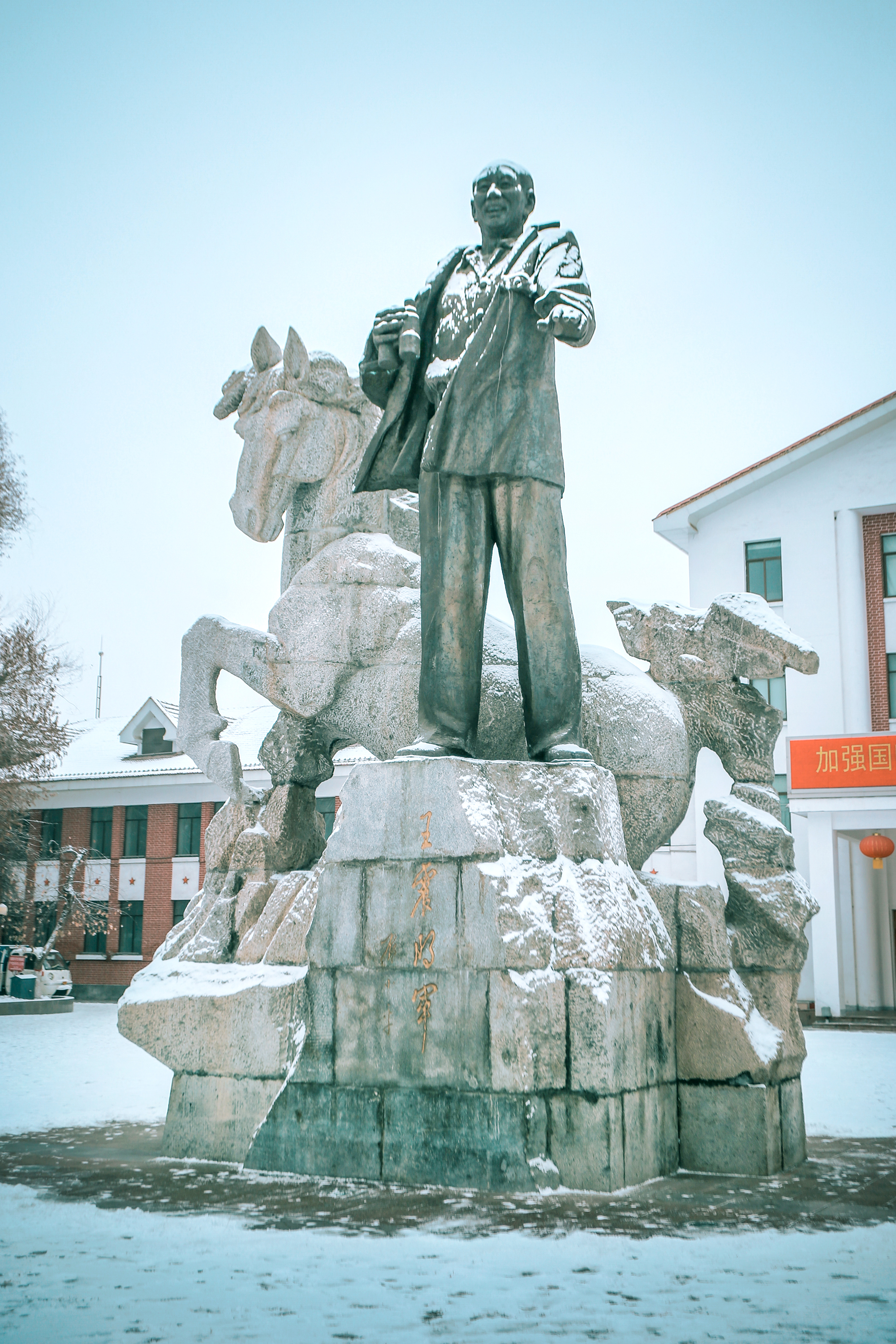 在博物馆门前伫立着雄伟的雕塑,周边还有