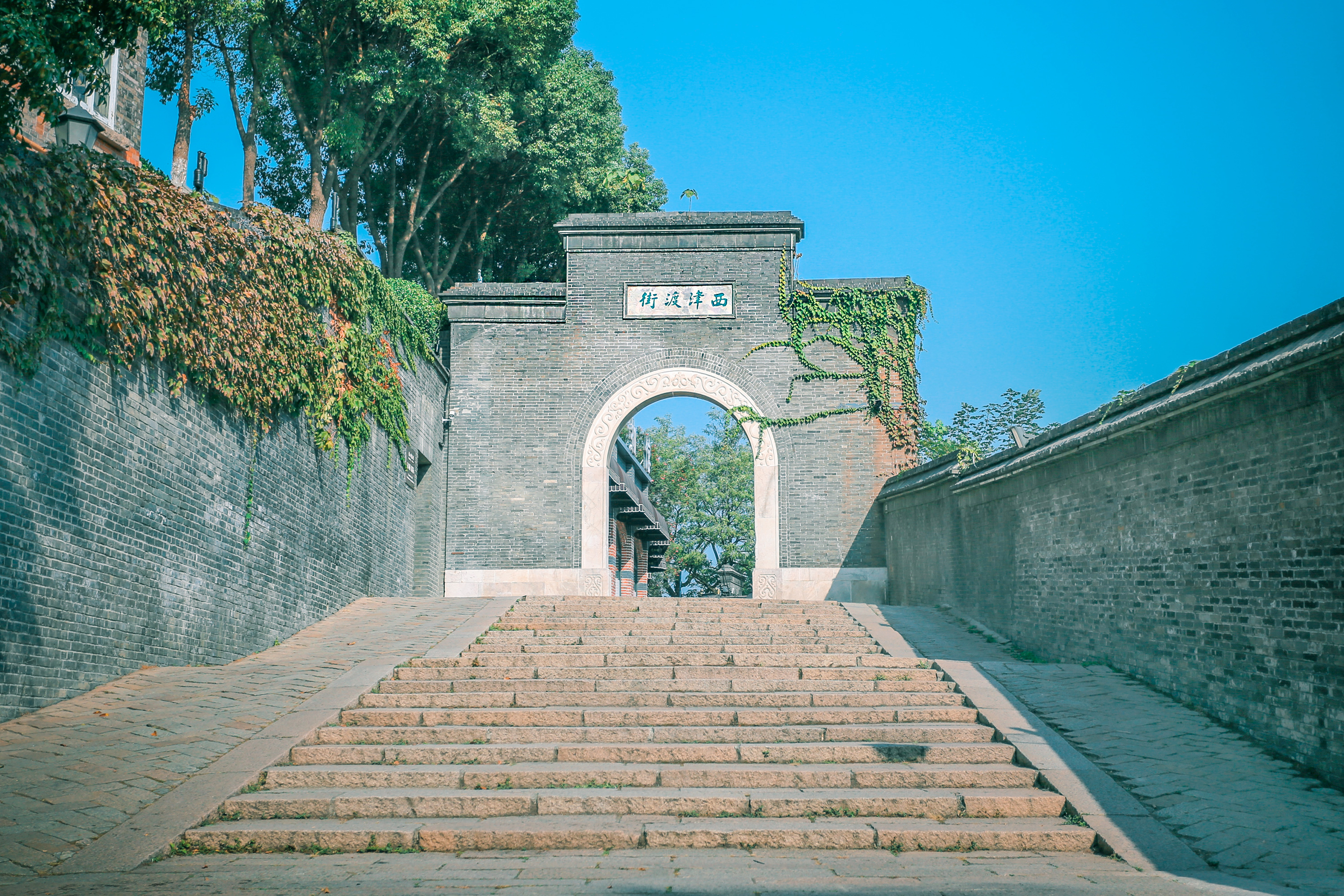 西津渡位于镇江市区西北,北濒长江,南临宝盖山,西起玉山大码头