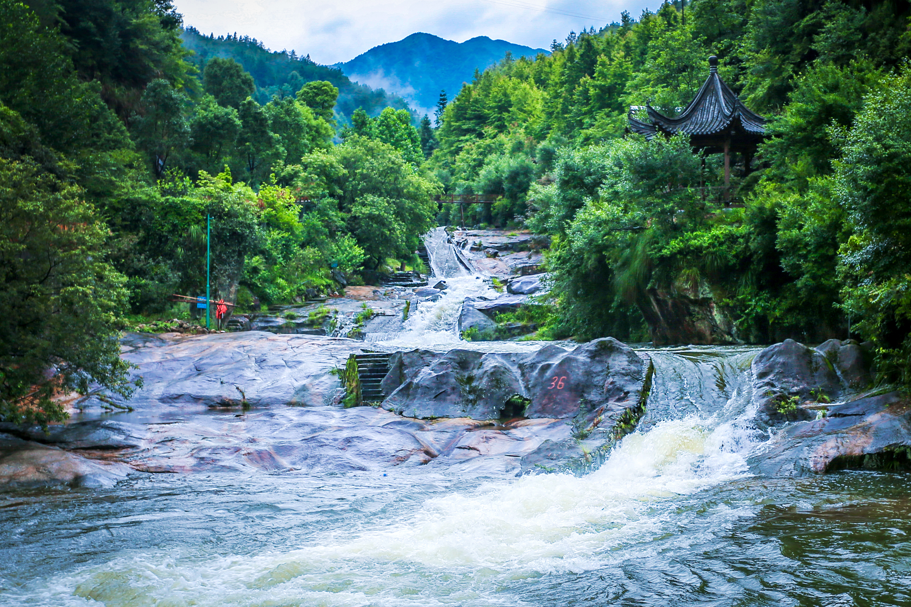 漂流的源頭五龍山是婺源海拔最高的一座山峰,水流從海拔500米的曉莊