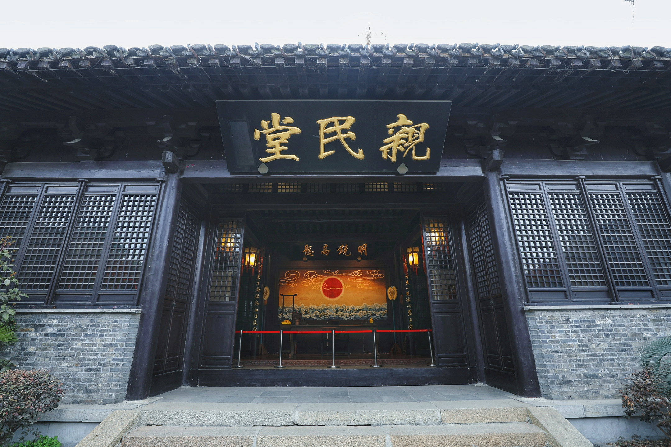 高悬”四个大字，大家都或多或少看过古装剧，对这个场景已是非常熟悉。