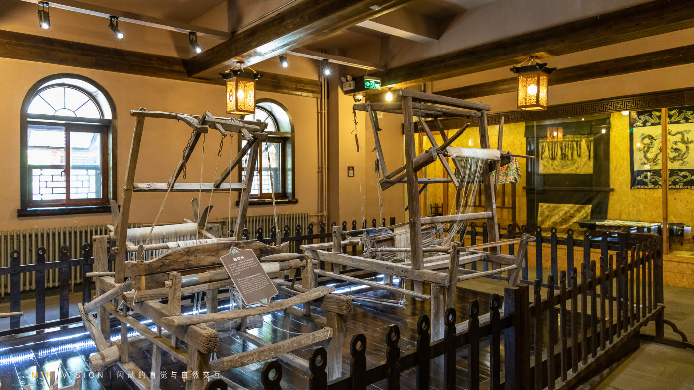 展馆内展示了中国古代染布的工艺技术,机器设备和染布使用的染料,可以